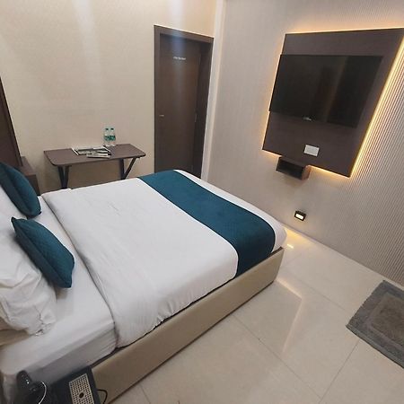 Hotel Triton - Near Us Embassy - Hotel In Sion Mumbai Bagian luar foto