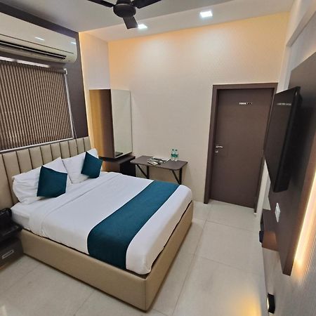 Hotel Triton - Near Us Embassy - Hotel In Sion Mumbai Bagian luar foto