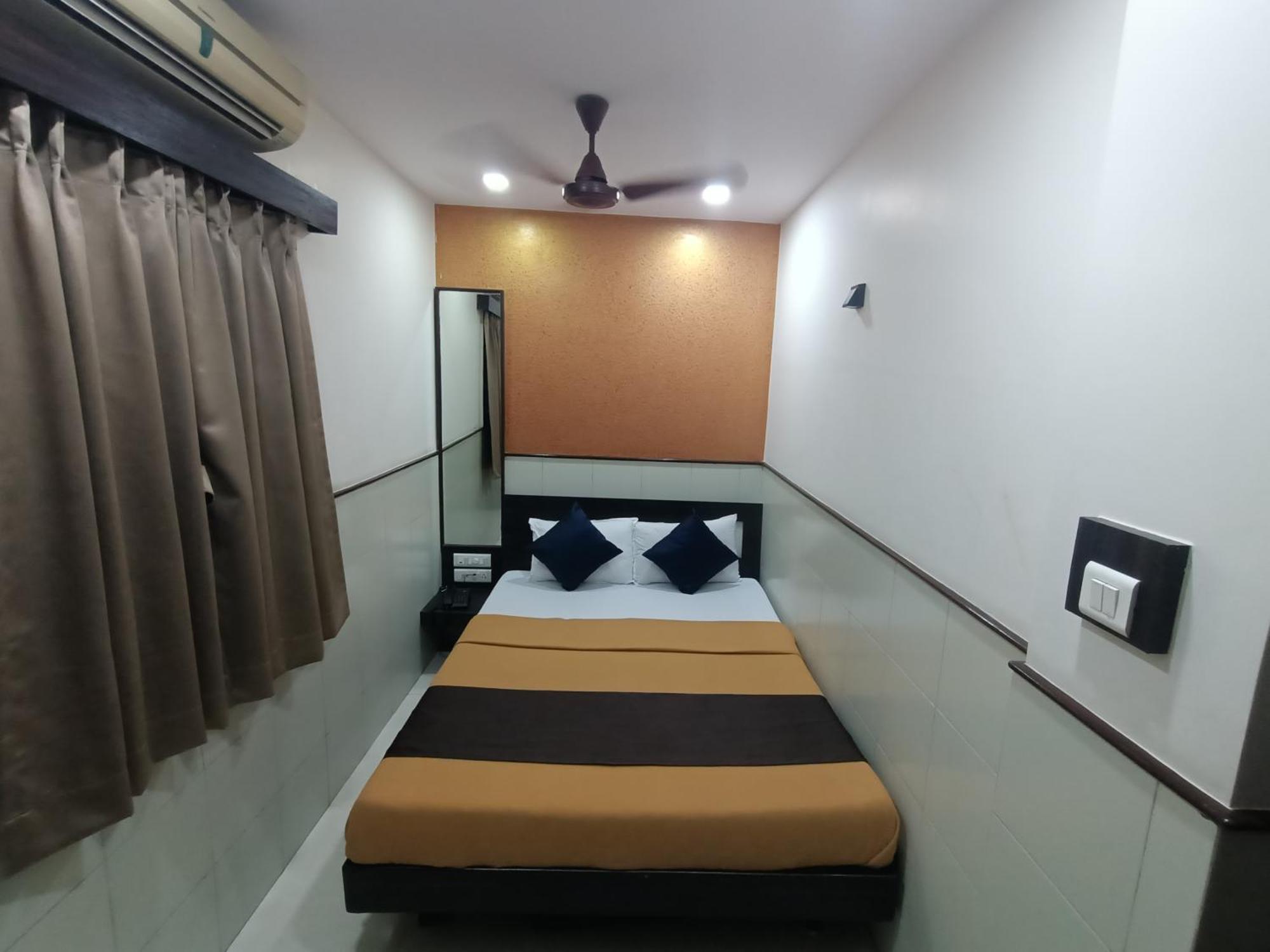 Hotel Triton - Near Us Embassy - Hotel In Sion Mumbai Bagian luar foto