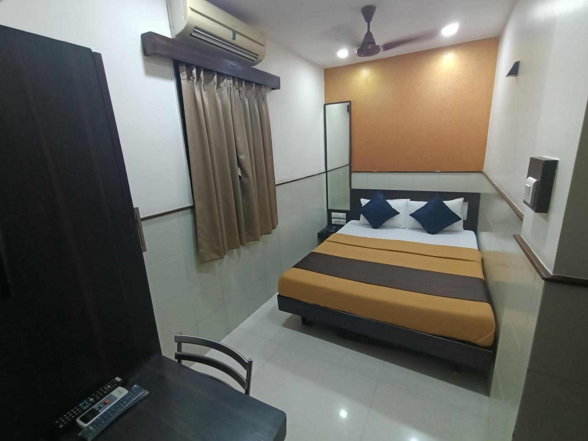 Hotel Triton - Near Us Embassy - Hotel In Sion Mumbai Bagian luar foto