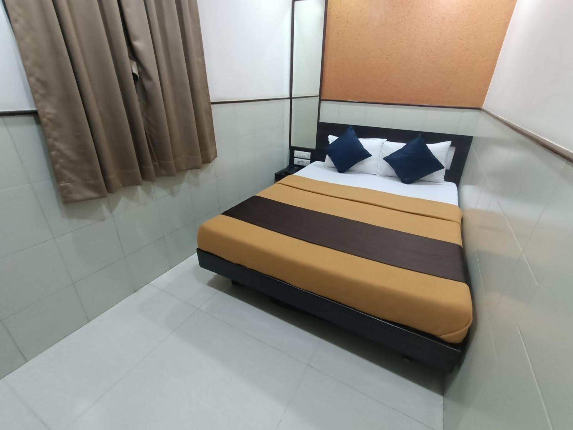 Hotel Triton - Near Us Embassy - Hotel In Sion Mumbai Bagian luar foto