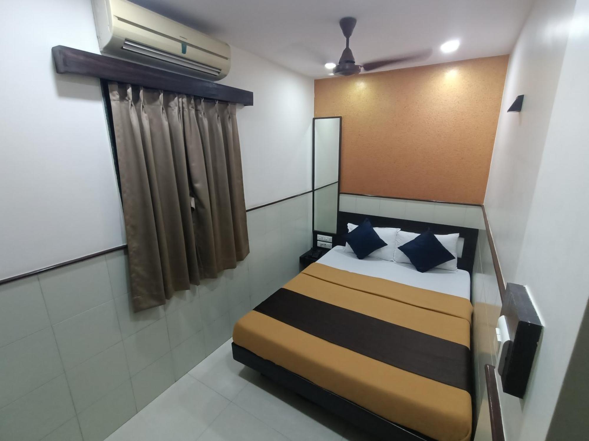 Hotel Triton - Near Us Embassy - Hotel In Sion Mumbai Bagian luar foto