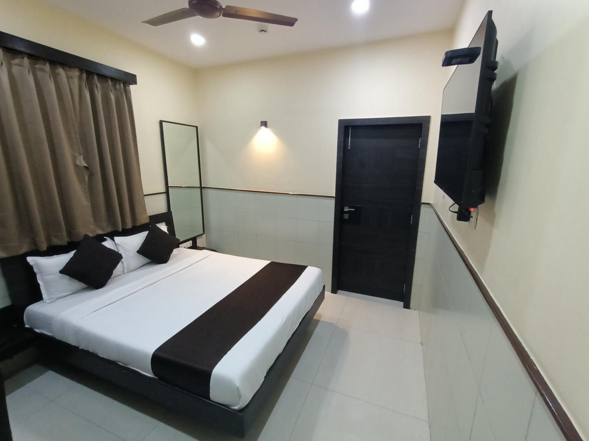 Hotel Triton - Near Us Embassy - Hotel In Sion Mumbai Bagian luar foto