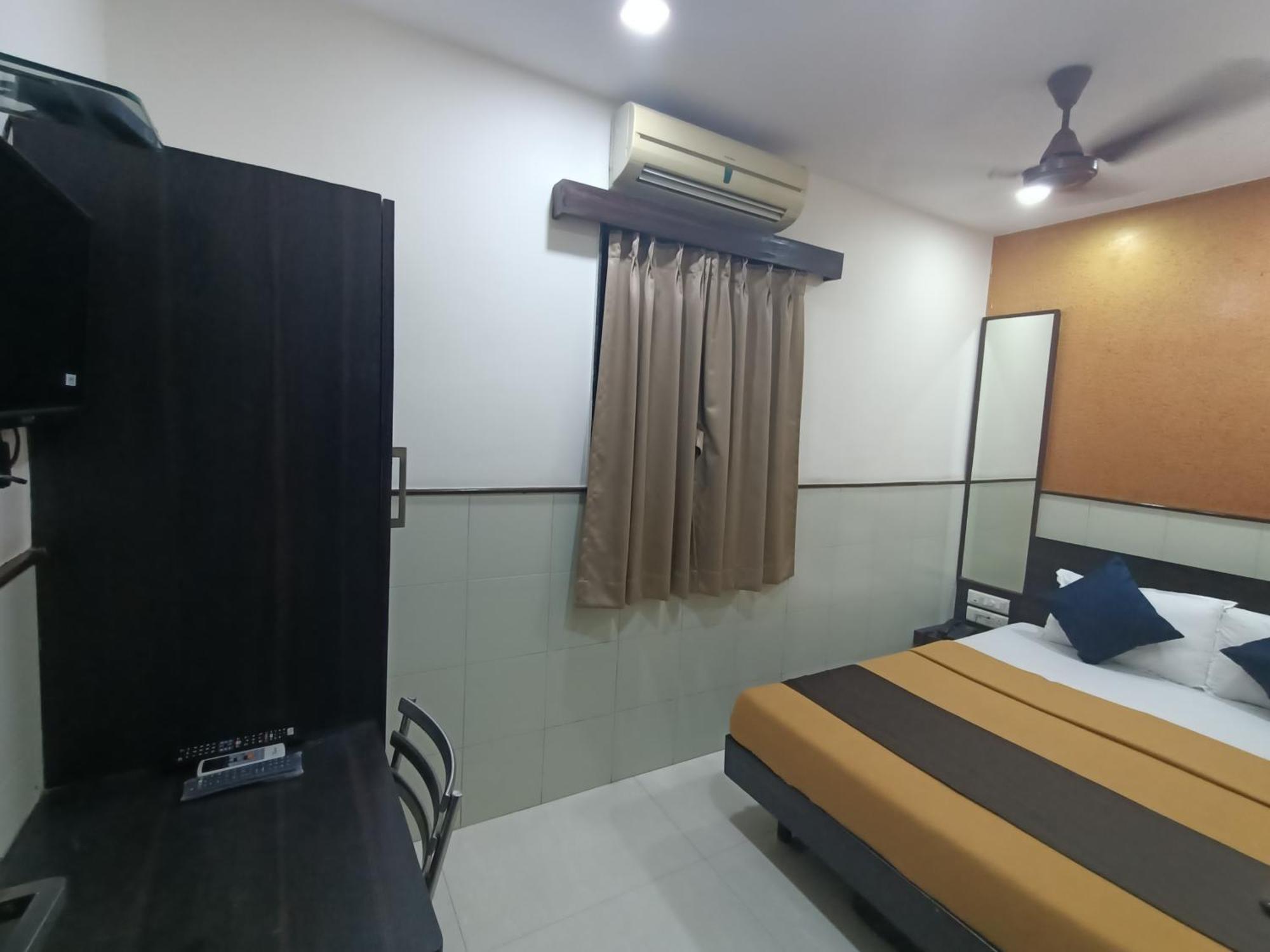 Hotel Triton - Near Us Embassy - Hotel In Sion Mumbai Bagian luar foto