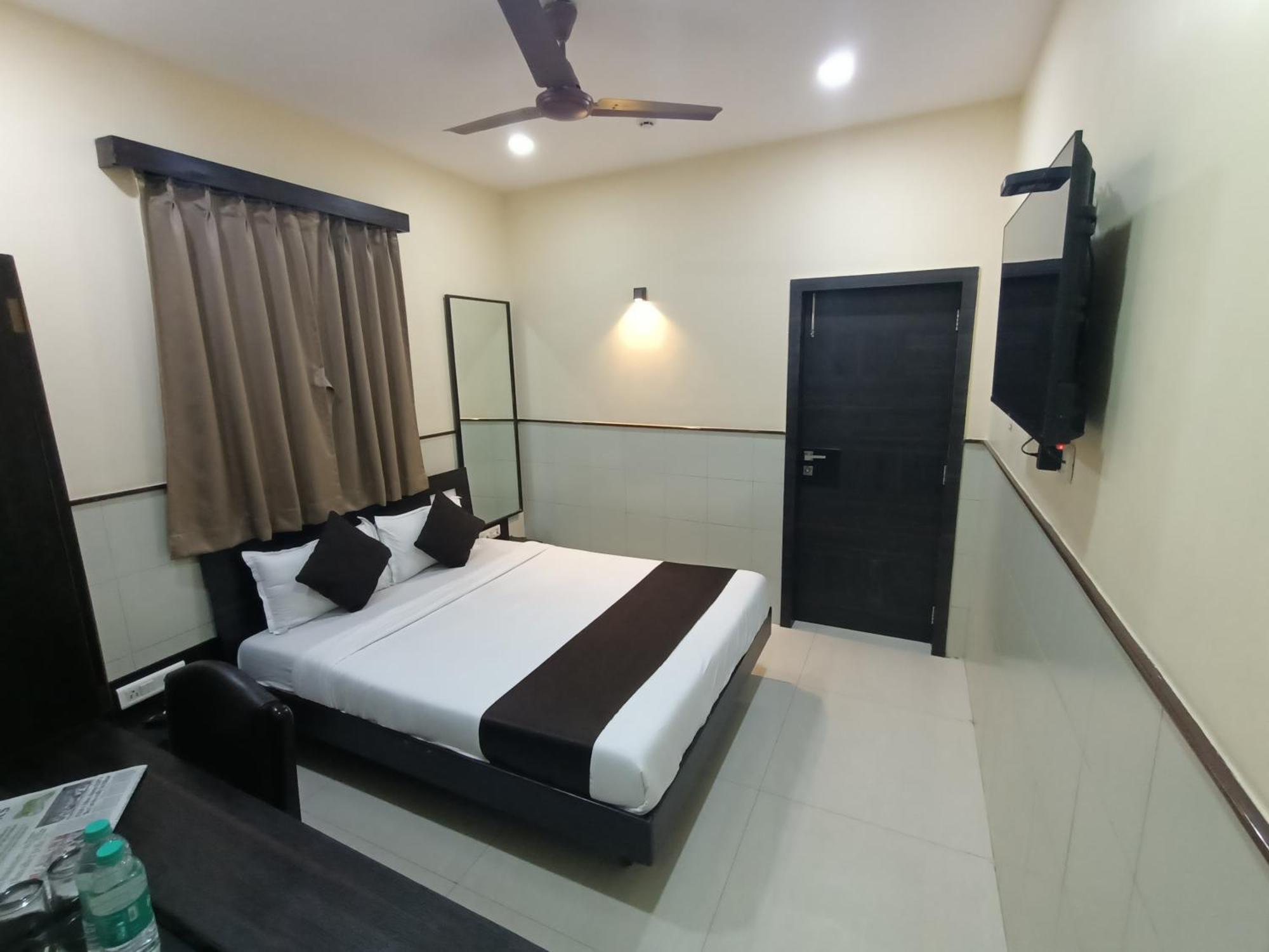 Hotel Triton - Near Us Embassy - Hotel In Sion Mumbai Bagian luar foto