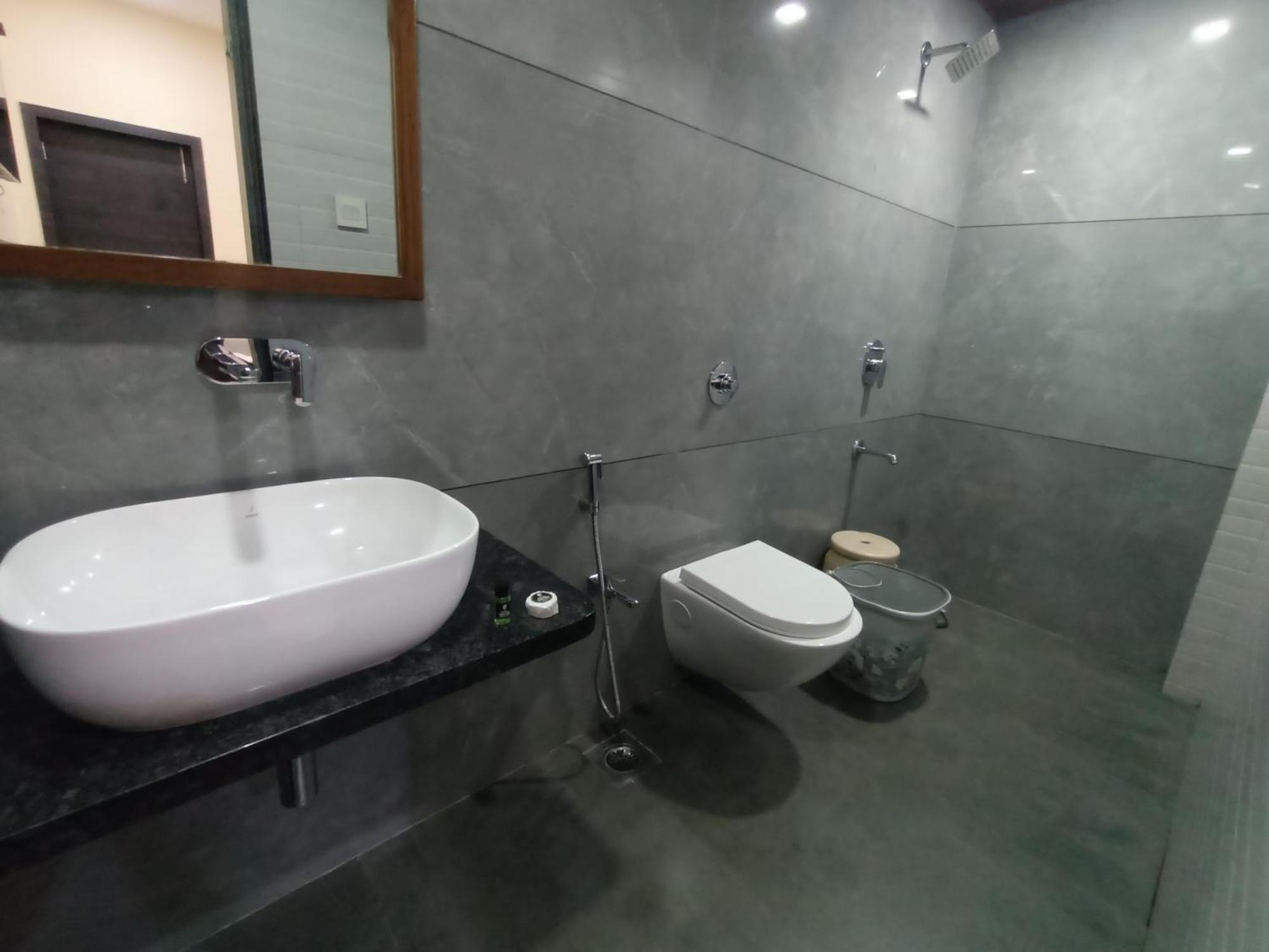 Hotel Triton - Near Us Embassy - Hotel In Sion Mumbai Bagian luar foto