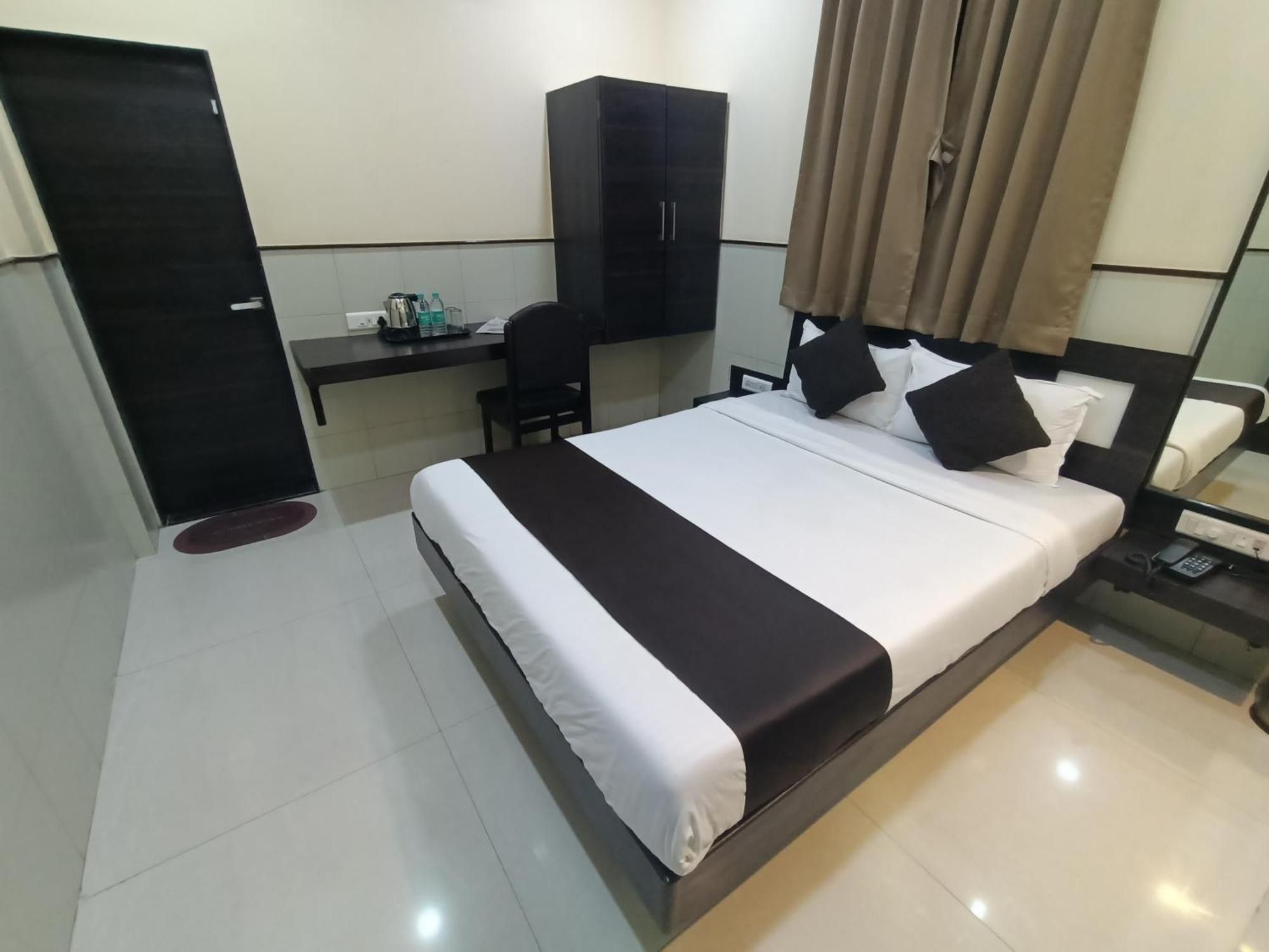Hotel Triton - Near Us Embassy - Hotel In Sion Mumbai Bagian luar foto