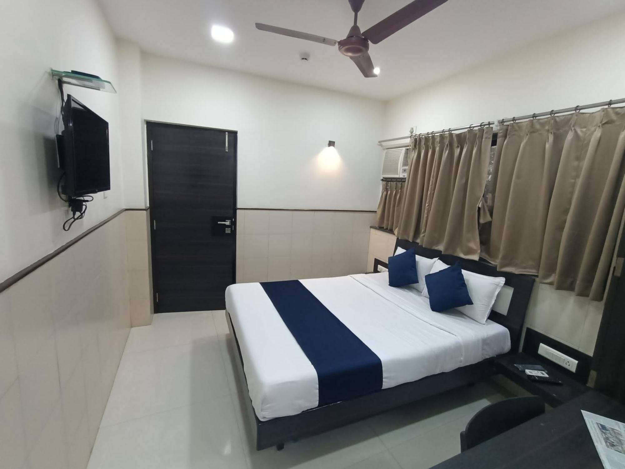 Hotel Triton - Near Us Embassy - Hotel In Sion Mumbai Bagian luar foto