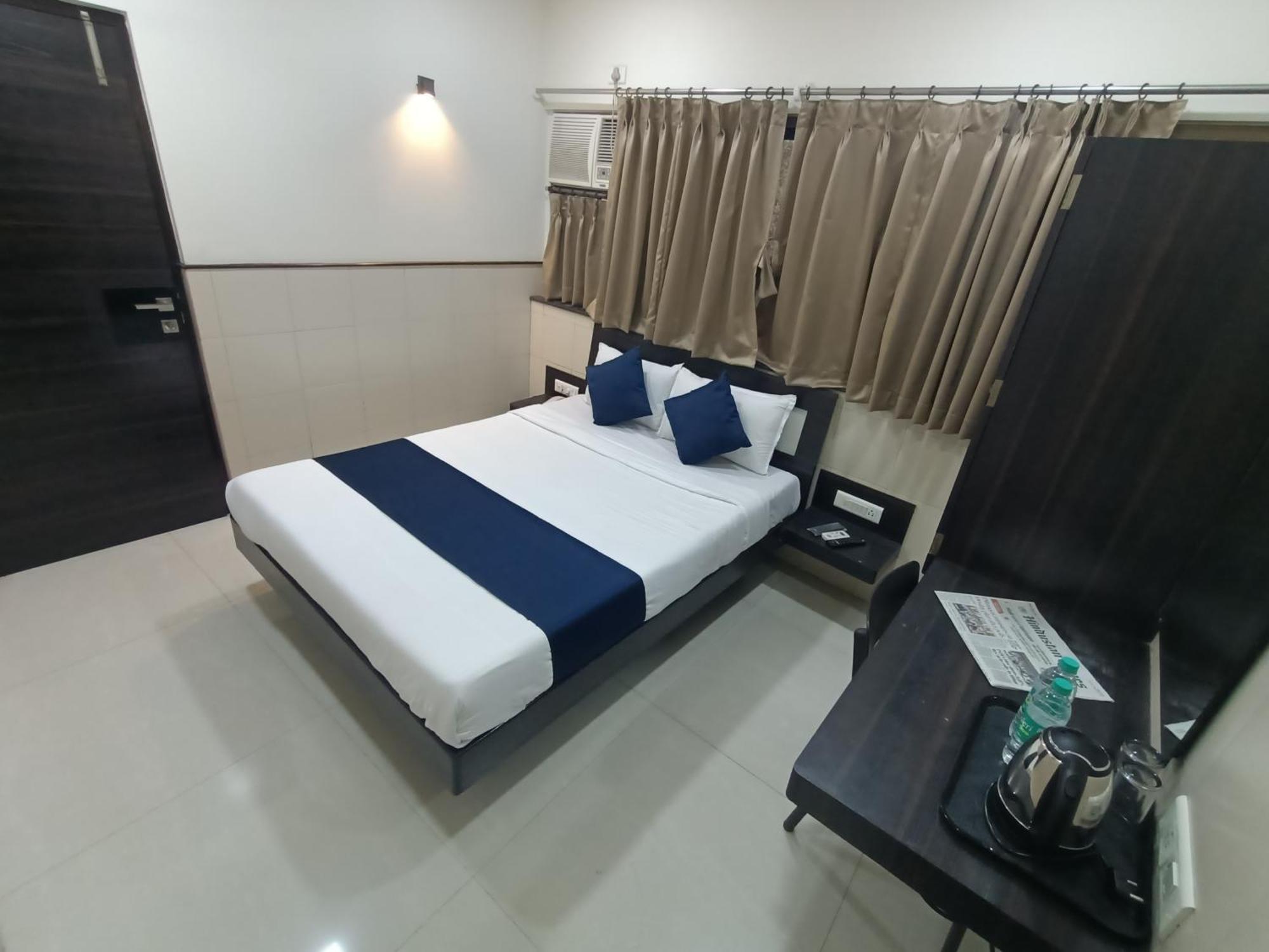 Hotel Triton - Near Us Embassy - Hotel In Sion Mumbai Bagian luar foto