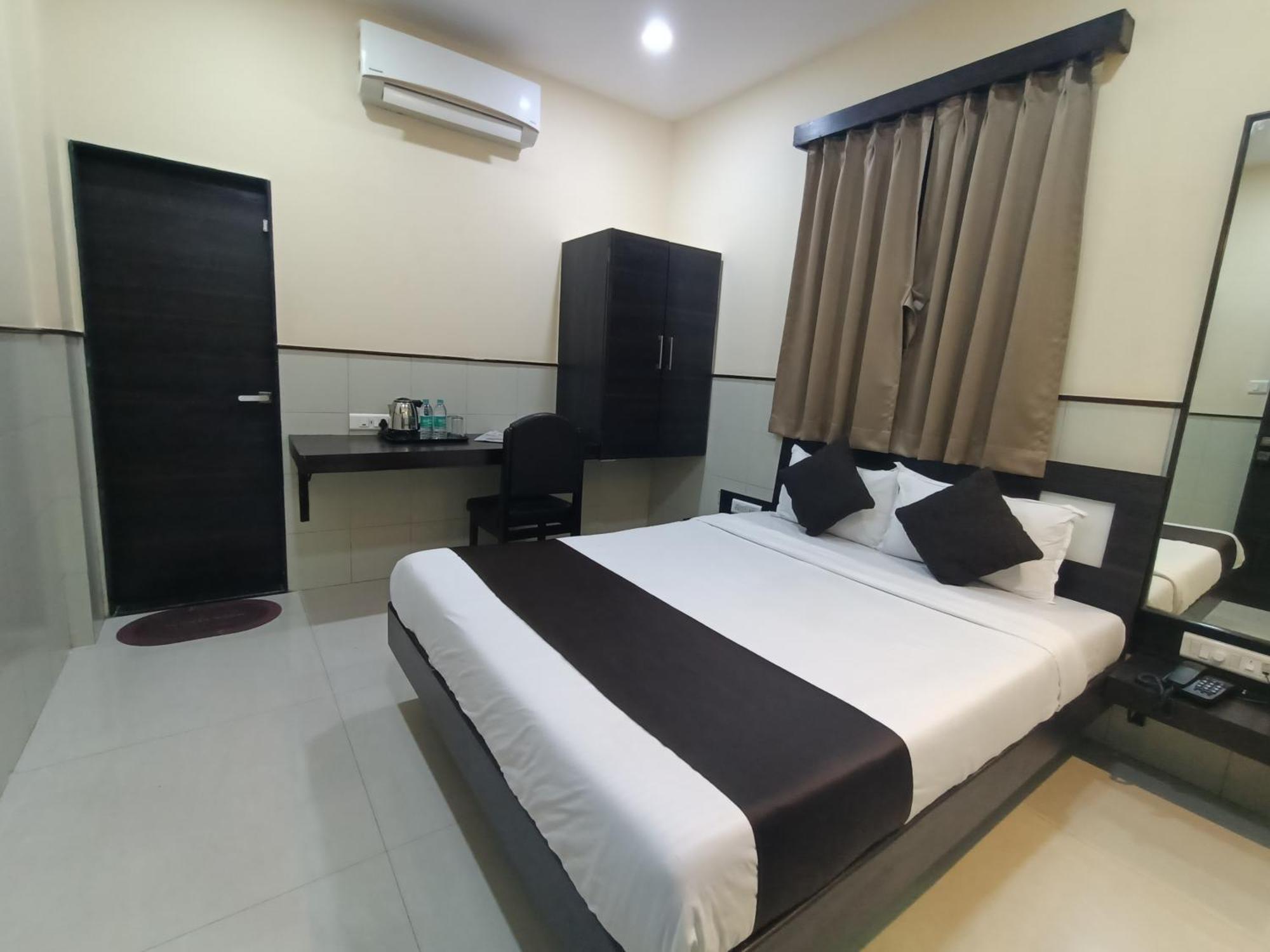 Hotel Triton - Near Us Embassy - Hotel In Sion Mumbai Bagian luar foto