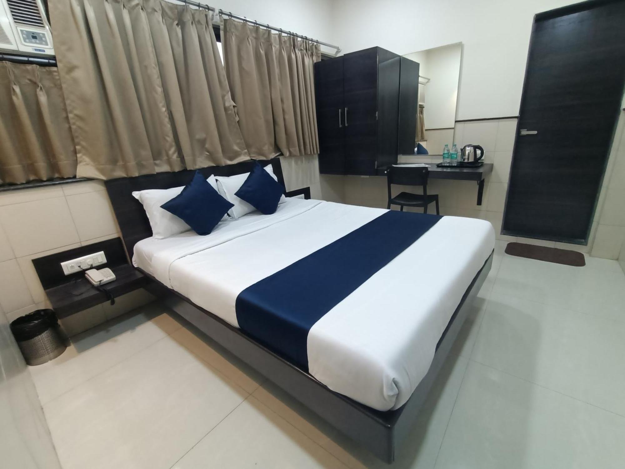 Hotel Triton - Near Us Embassy - Hotel In Sion Mumbai Bagian luar foto