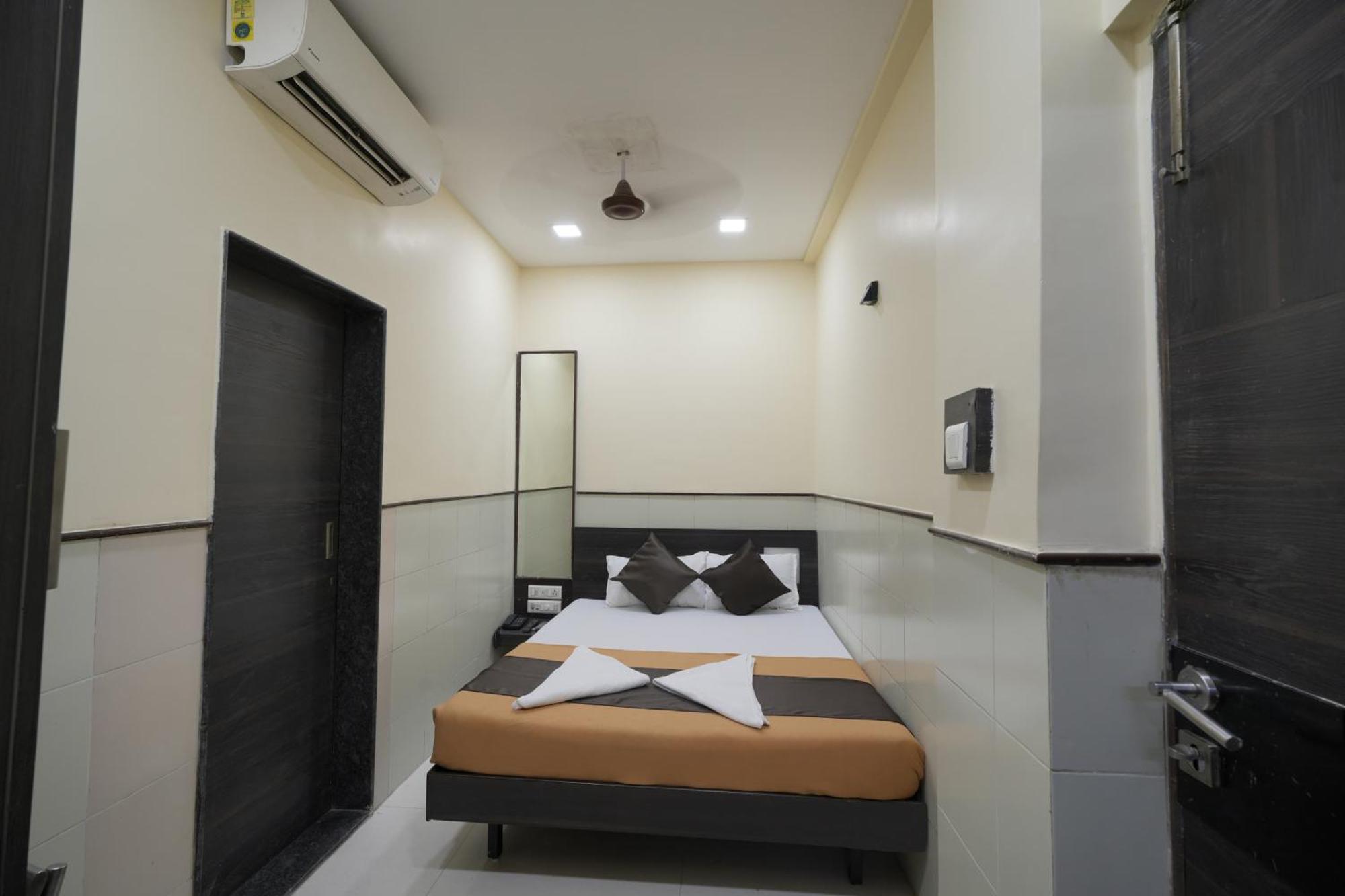 Hotel Triton - Near Us Embassy - Hotel In Sion Mumbai Bagian luar foto