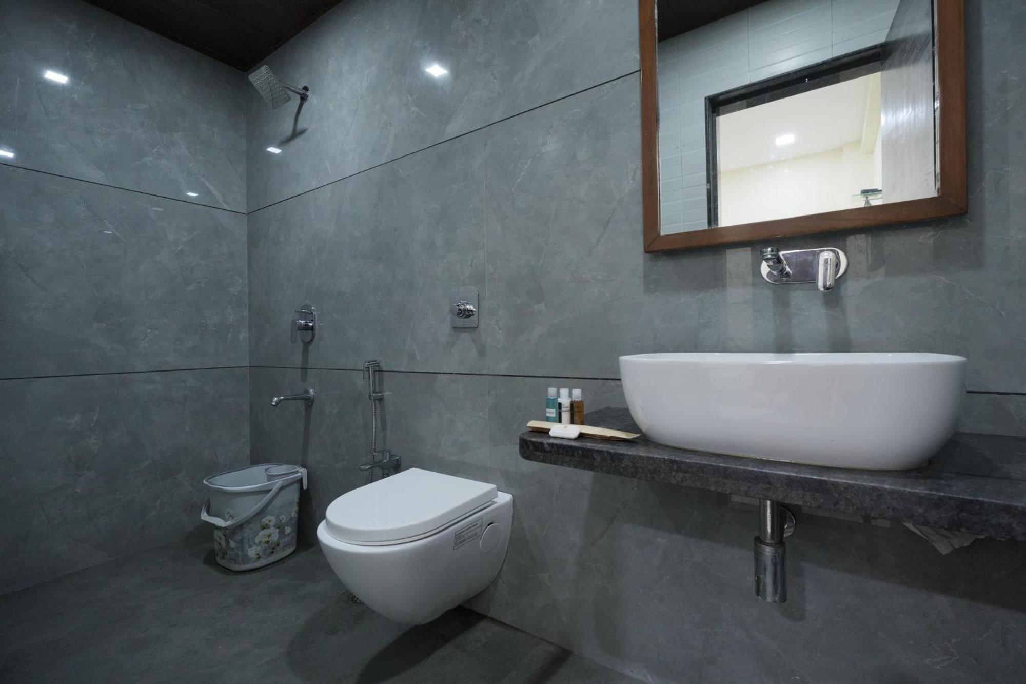 Hotel Triton - Near Us Embassy - Hotel In Sion Mumbai Bagian luar foto