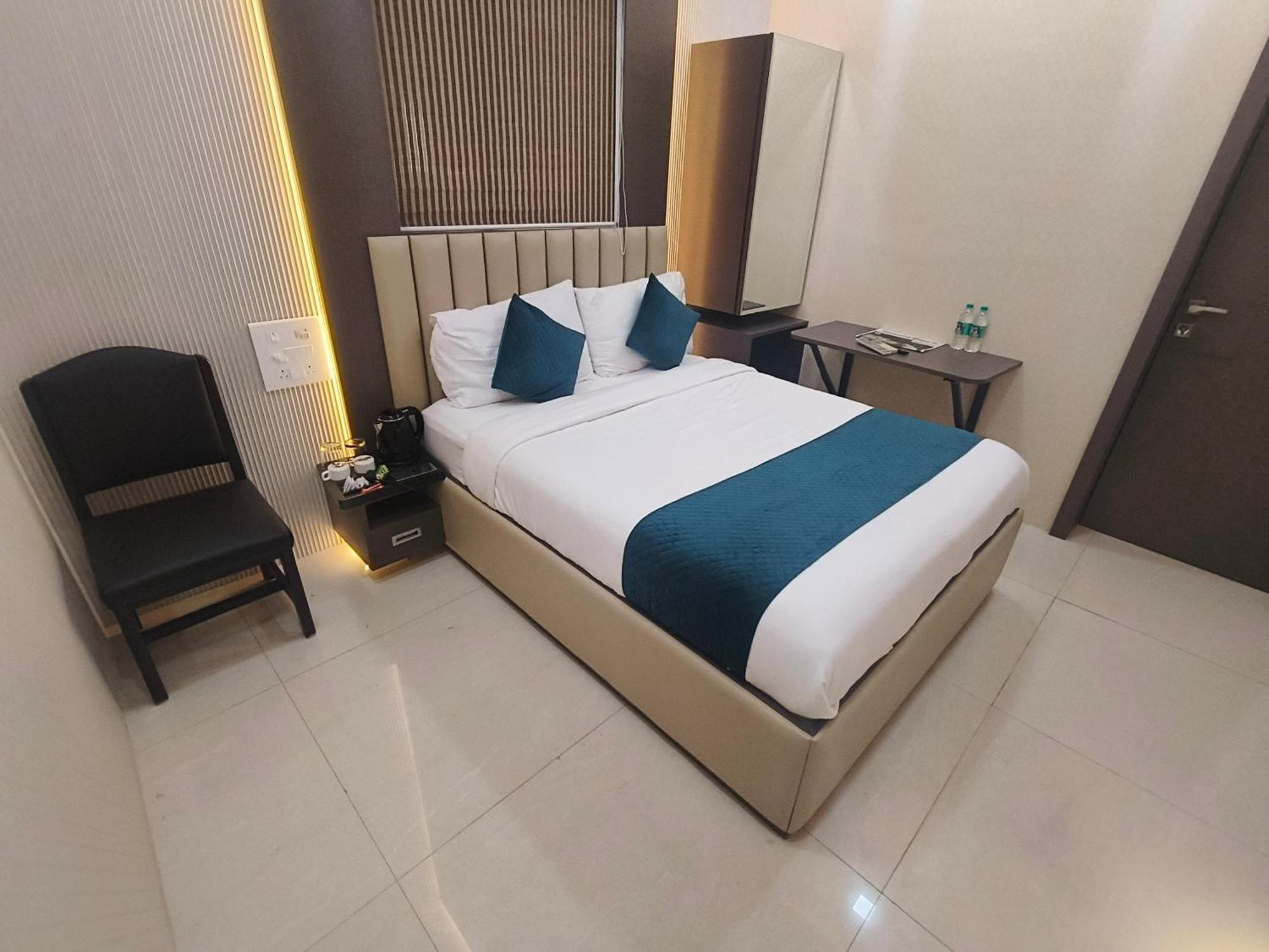 Hotel Triton - Near Us Embassy - Hotel In Sion Mumbai Bagian luar foto