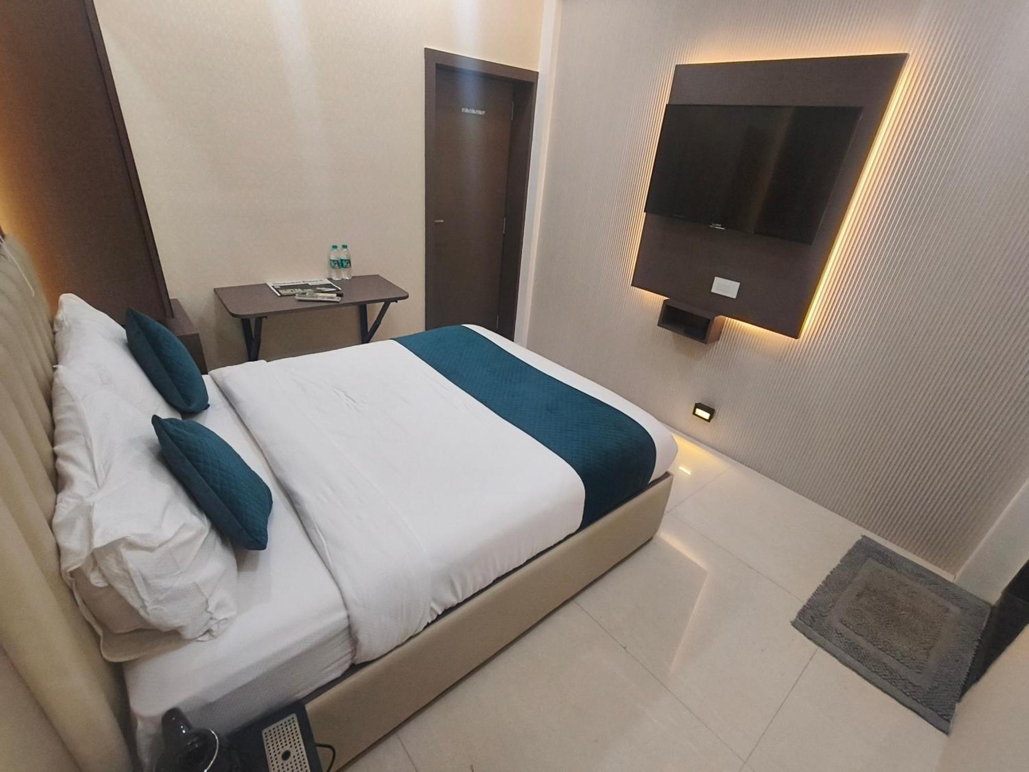 Hotel Triton - Near Us Embassy - Hotel In Sion Mumbai Bagian luar foto