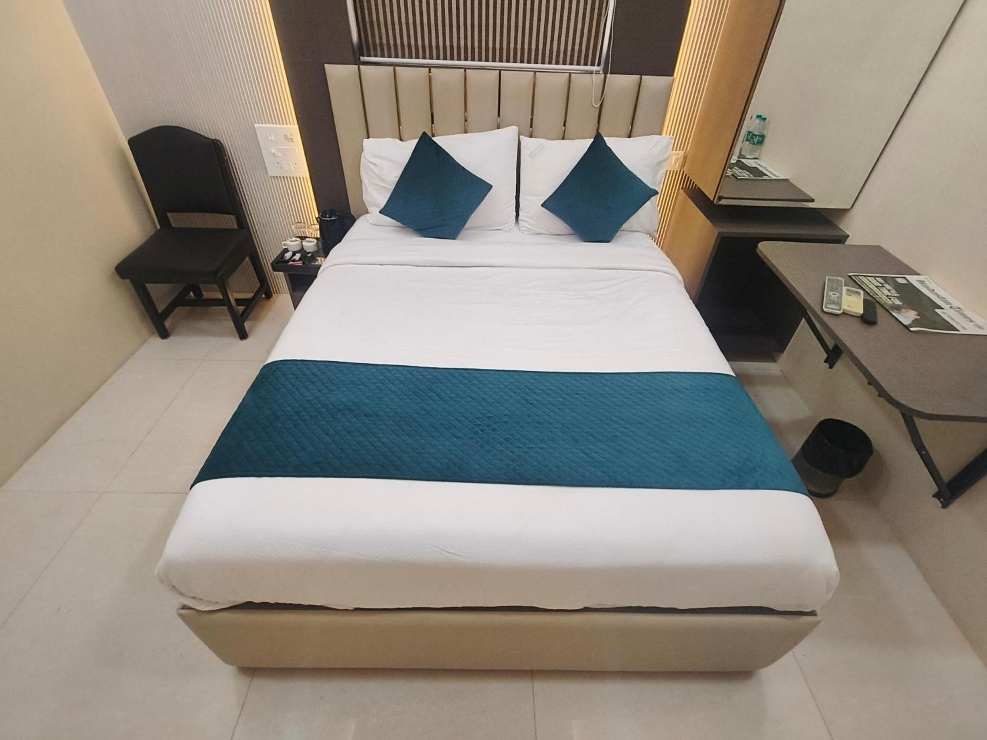 Hotel Triton - Near Us Embassy - Hotel In Sion Mumbai Bagian luar foto