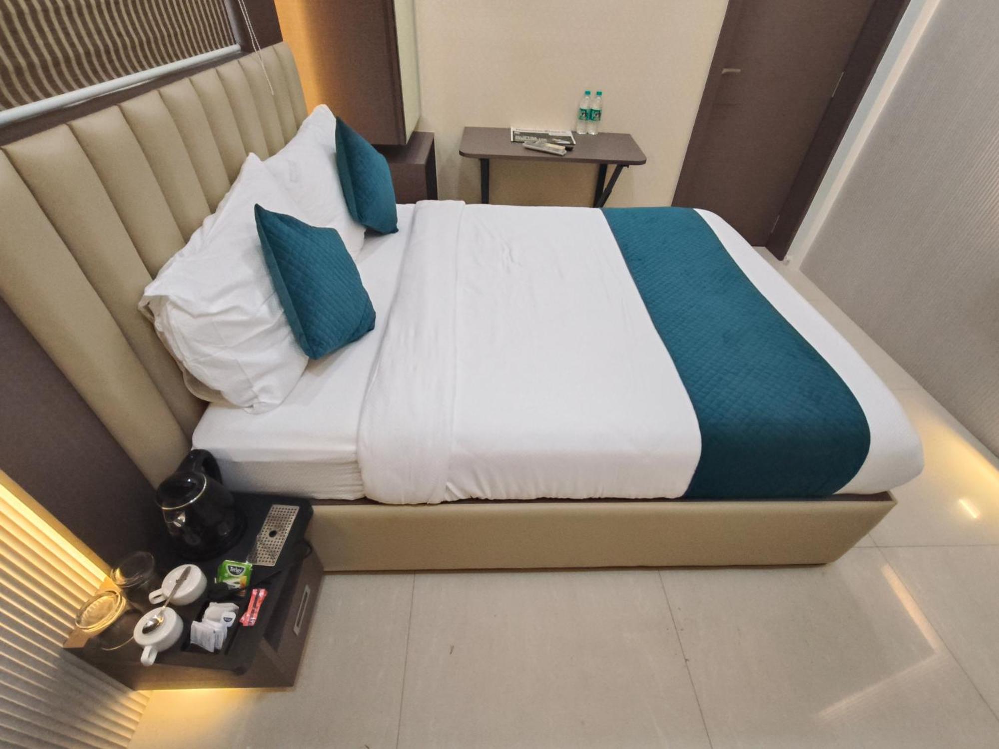 Hotel Triton - Near Us Embassy - Hotel In Sion Mumbai Bagian luar foto