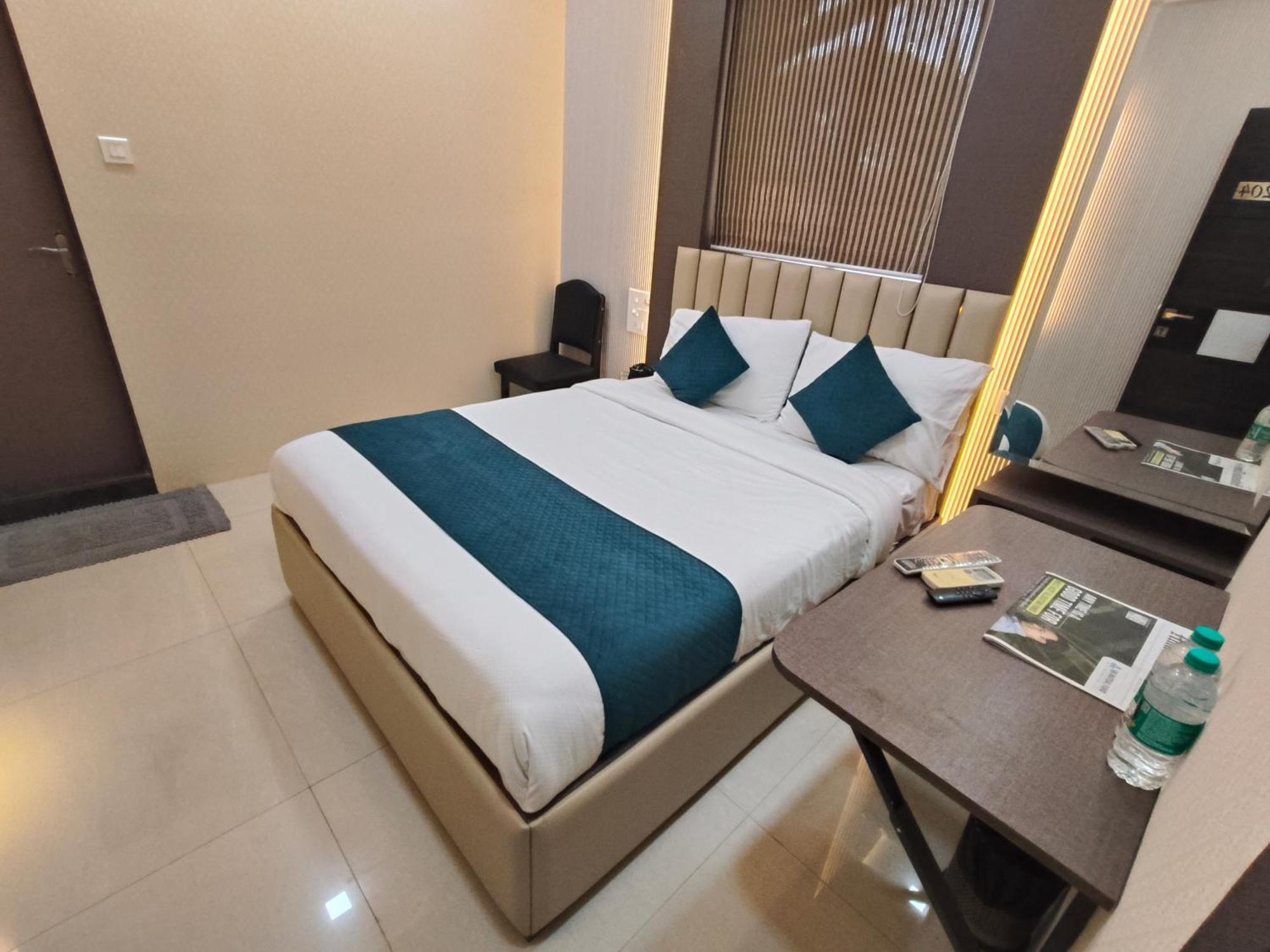 Hotel Triton - Near Us Embassy - Hotel In Sion Mumbai Bagian luar foto