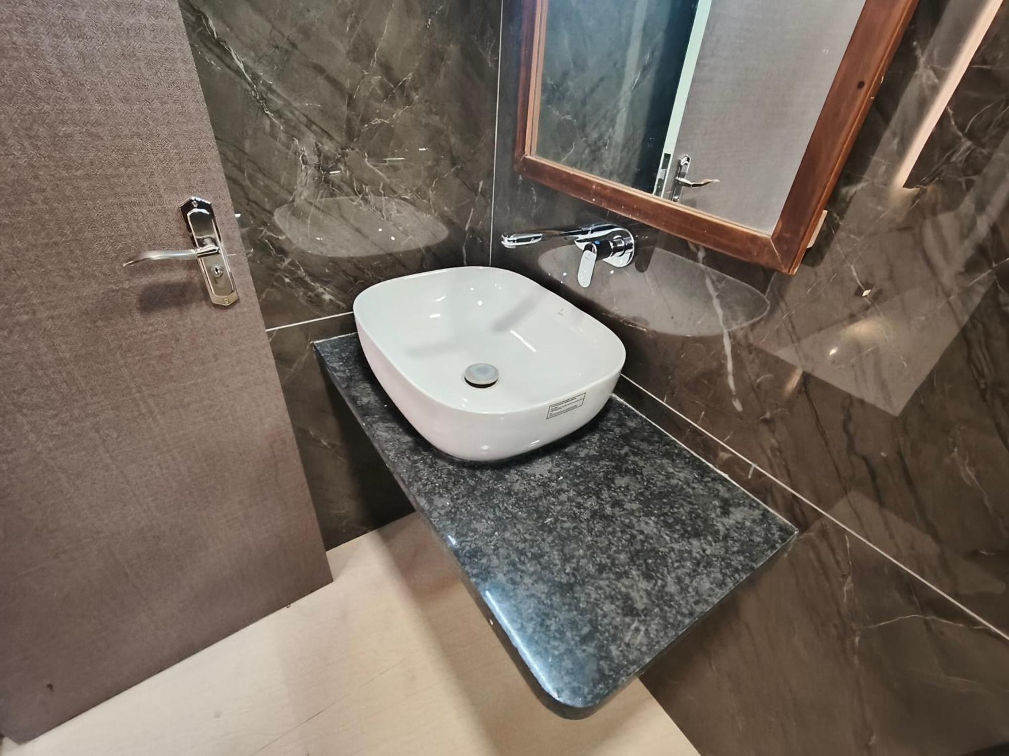 Hotel Triton - Near Us Embassy - Hotel In Sion Mumbai Bagian luar foto