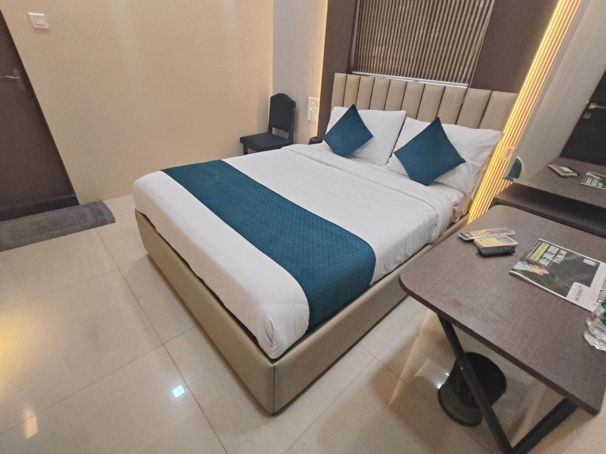 Hotel Triton - Near Us Embassy - Hotel In Sion Mumbai Bagian luar foto