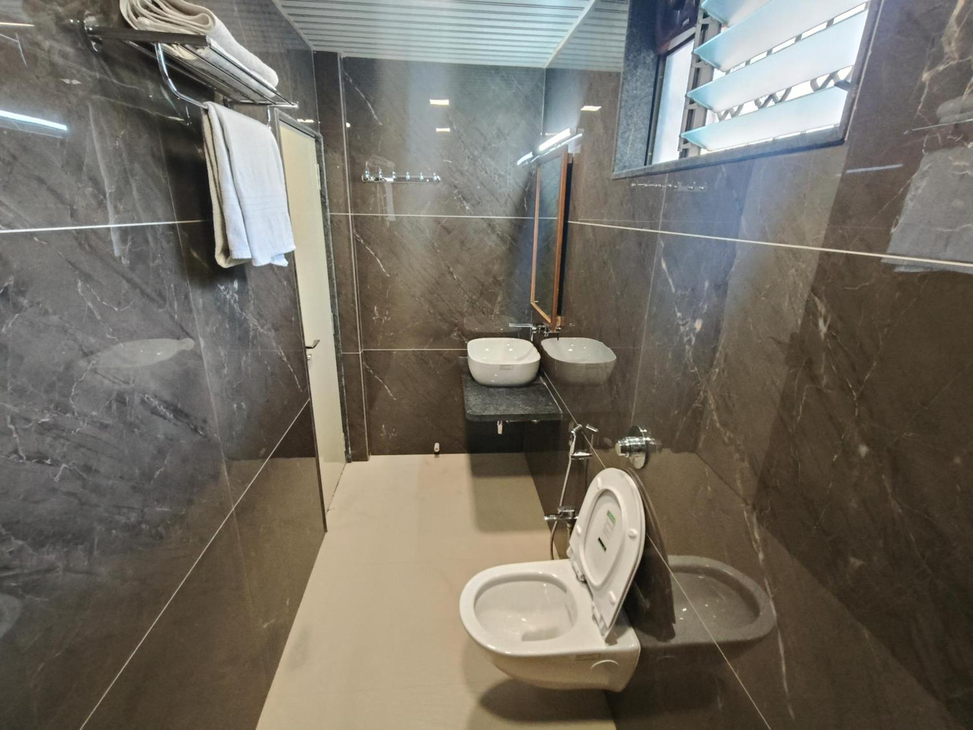 Hotel Triton - Near Us Embassy - Hotel In Sion Mumbai Bagian luar foto